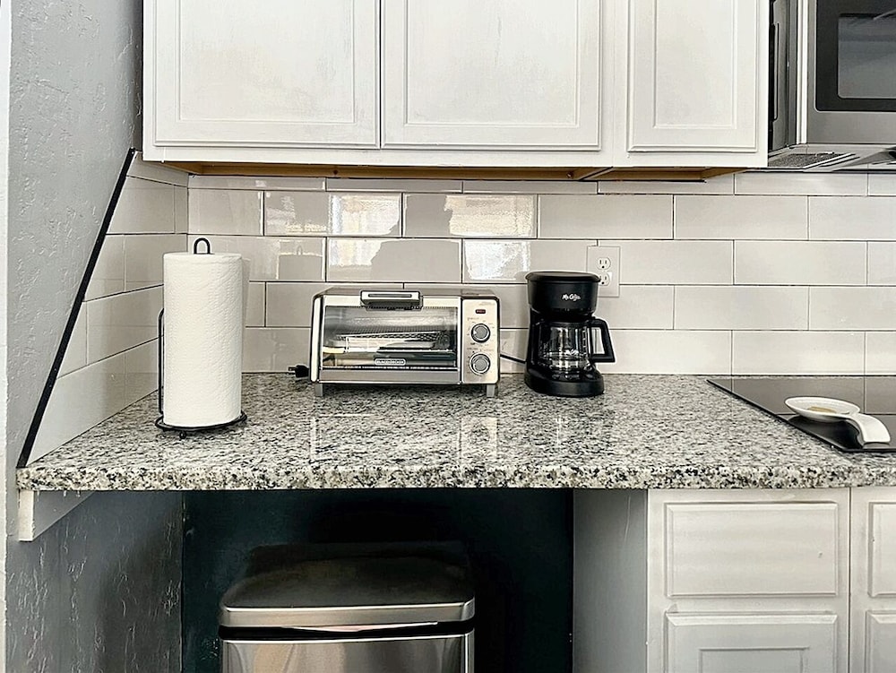 Clean Cozy 1-bedroom Near Plaza District 32C