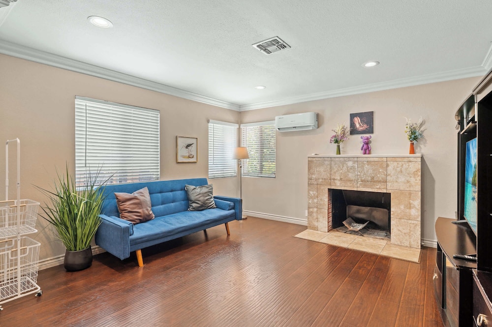 Modern Family Home w Full Amenities & Near ONT