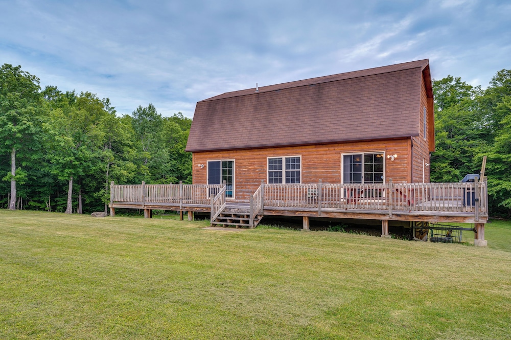 5 Mi to Jay Peak Resort: Cabin w/ Pond Access!