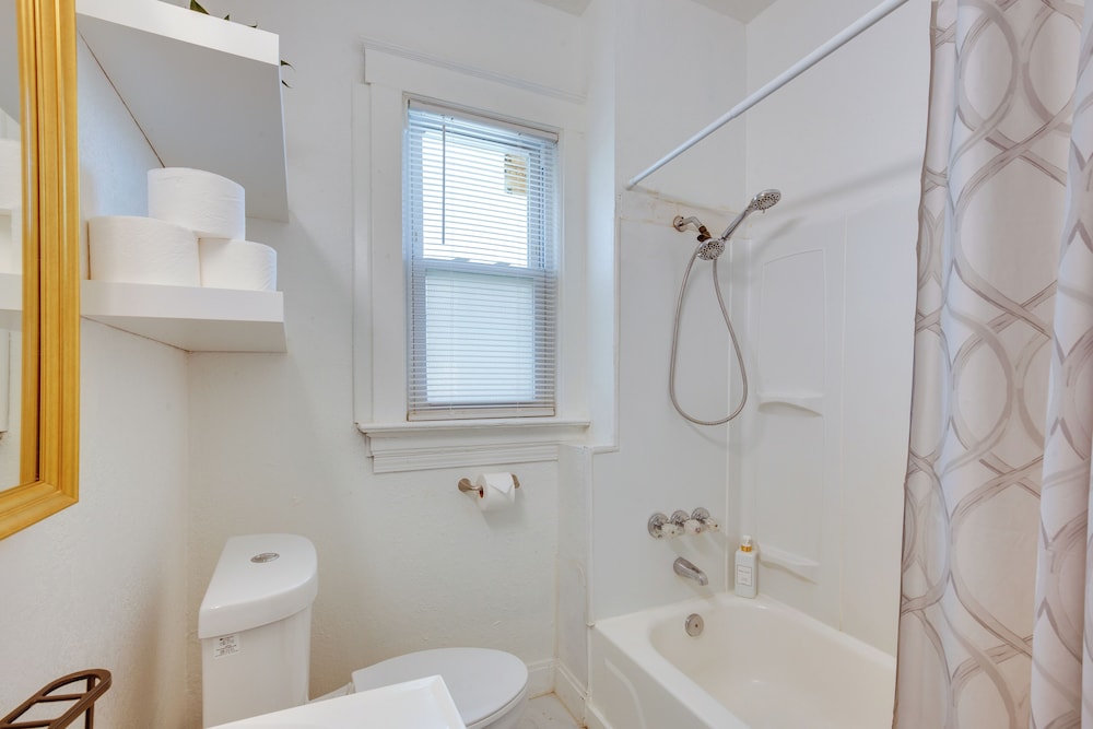 Luxurious 2BR Kansas City Condo Near Downtown