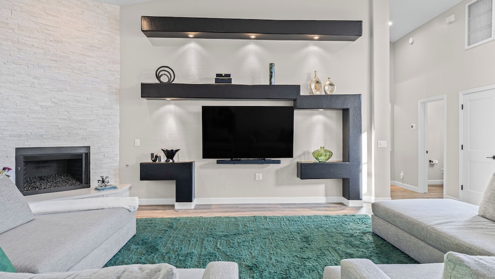 Private Pool, Outdoor Dining & Fireplace Near North Scottsdale Hotspots Desert Luma by Avantstay