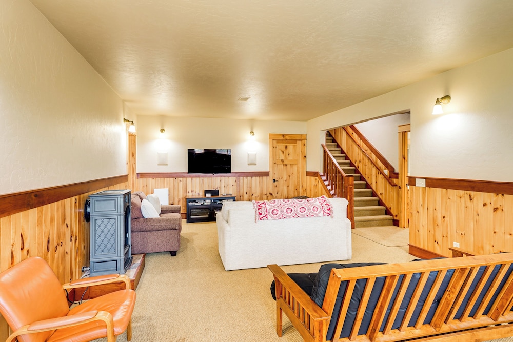 Hamlin Lake Retreat: Spacious Stay for Groups!