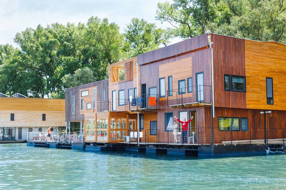 ArkaBarka Floating Hostel and Apartments