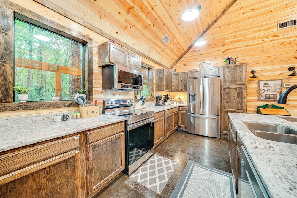 Near Choctaw Casino: Broken Bow Cabin w/ Hot Tub! view 4