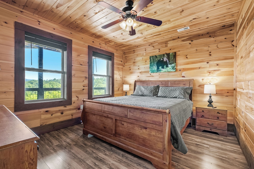Amazing View Cabin w Gameroom Hot Tub Fire Pit