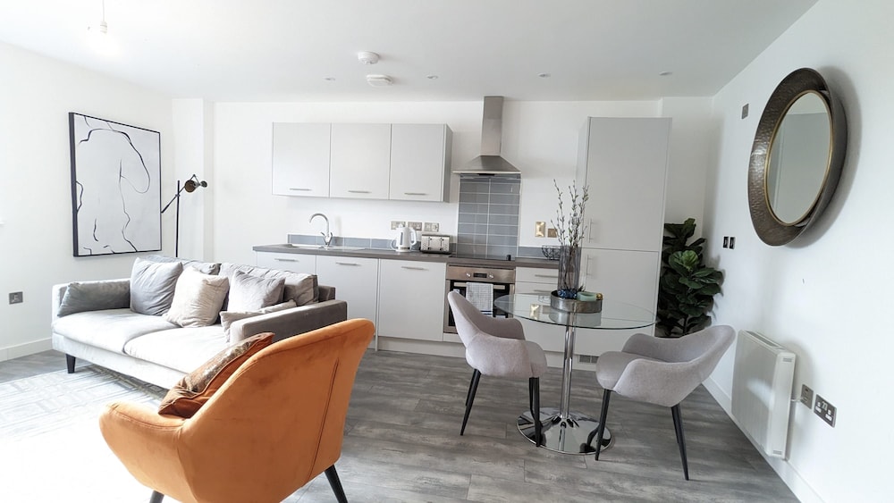 1 Bed With Parking - 15 Mins to Solihull NEC