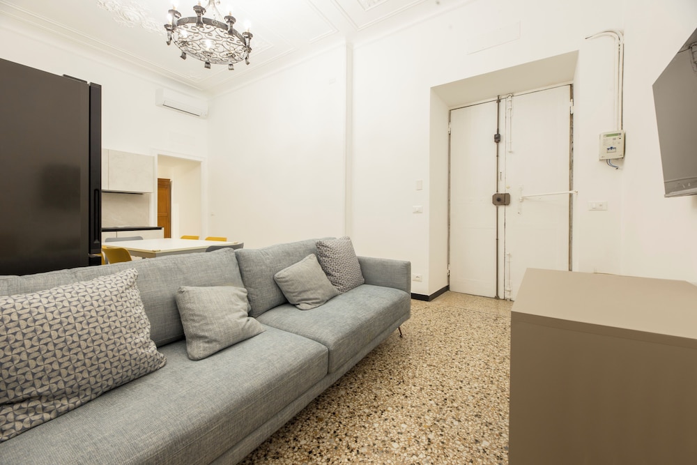 Airy 5BR Flat with Balcony - Old Town