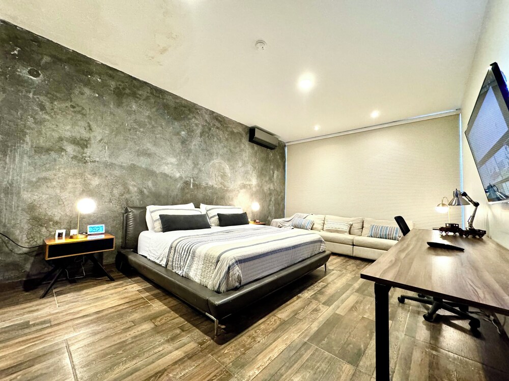 Luxurious 5-bedroom House With Air-conditioning & Private Rooftop in Juriquilla