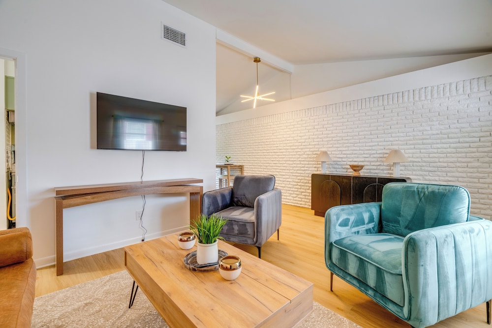 1/2 Mi to UT Austin Campus: Well-equipped Duplex!