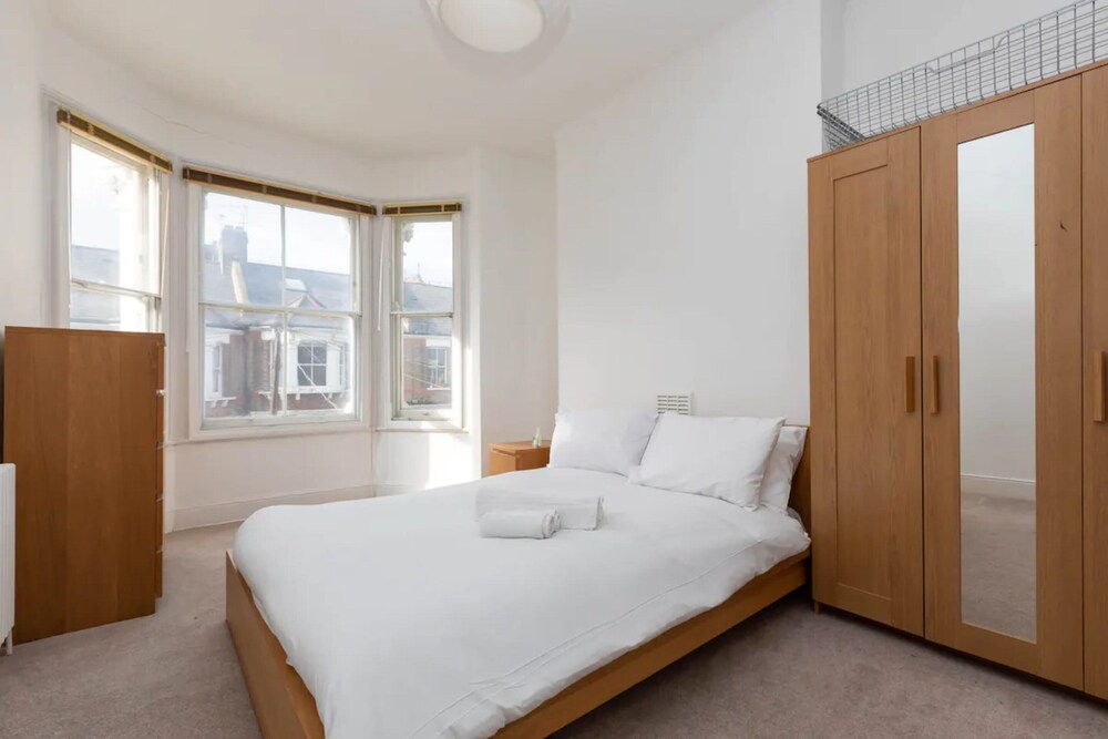 Spacious 5 Bedroom Home in Camden
