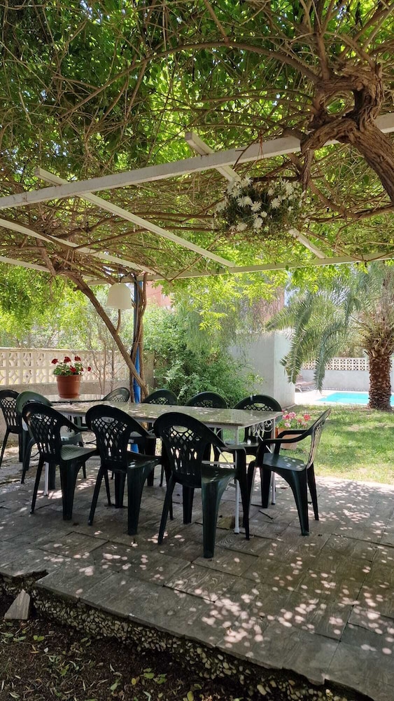 House With Exclusive Pool and Garden 7 min Walk From the Beach and the Center