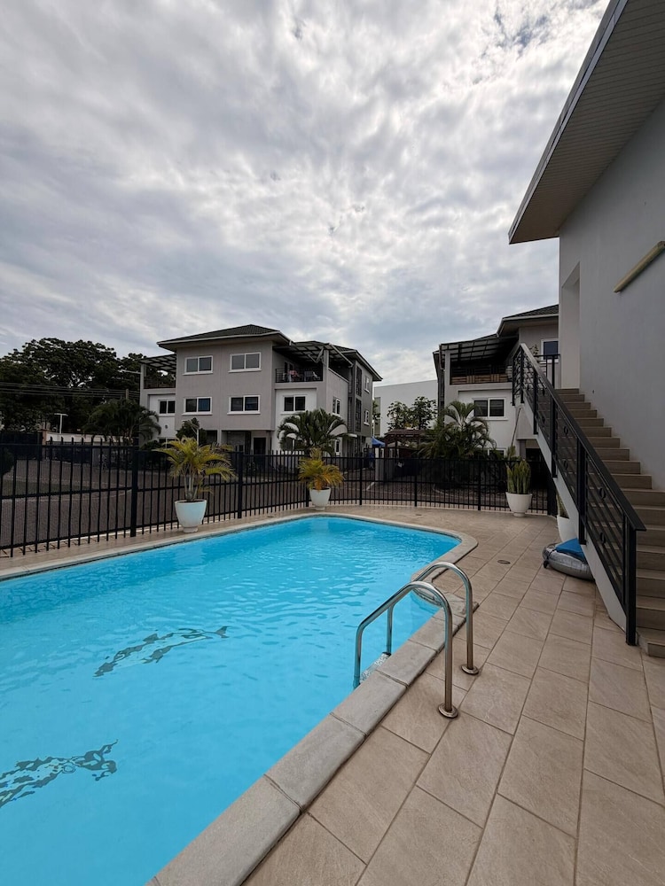 4BR Town House Cantonments. Pool. Garden