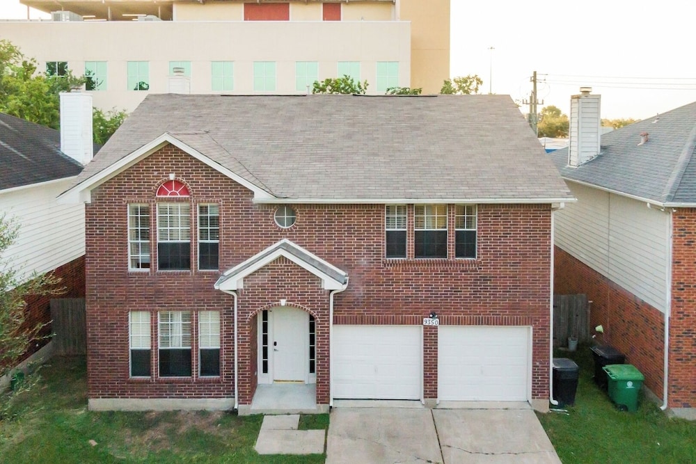 Pet-friendly 3BR Near First Colony Mall
