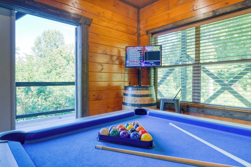 Indoor Pool, Theater, Hot Tub & Mountain Views Near Dollywood Crimson Crest by Avantstay