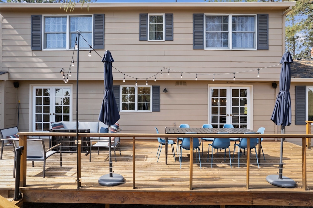 Serenity On 6th 30 Day Minimum 4 Bedroom Home by RedAwning