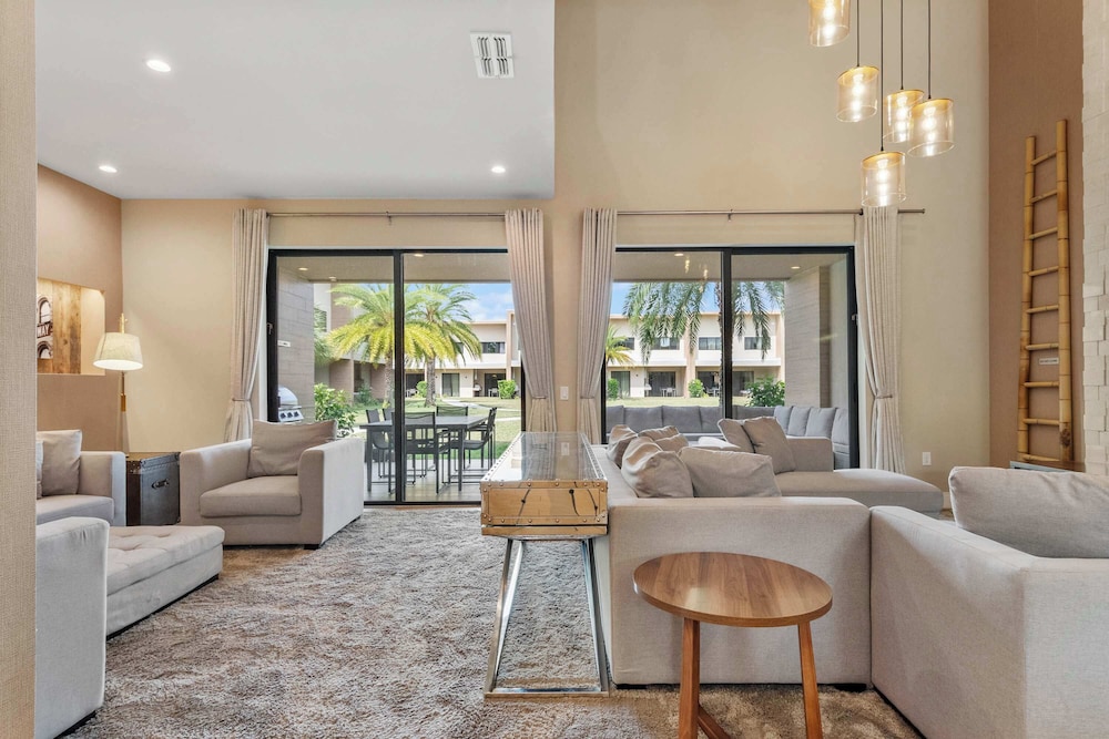 Minutes to Disney Chic Dream Villa With Stunning Patio and Resort Perks
