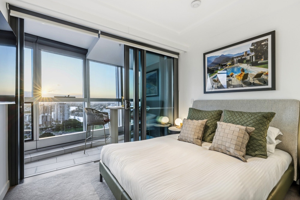 Jewel Luxury Beachside 2-bed With Water View