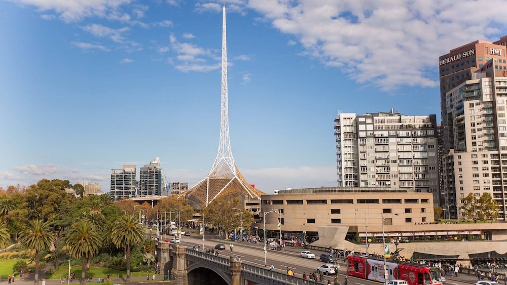 Southbank 2BR High City Views Enjoy Wine, Gym, Pool, Wifi