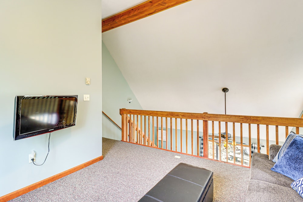 Game Room + Lake Access: Albrightsville Escape