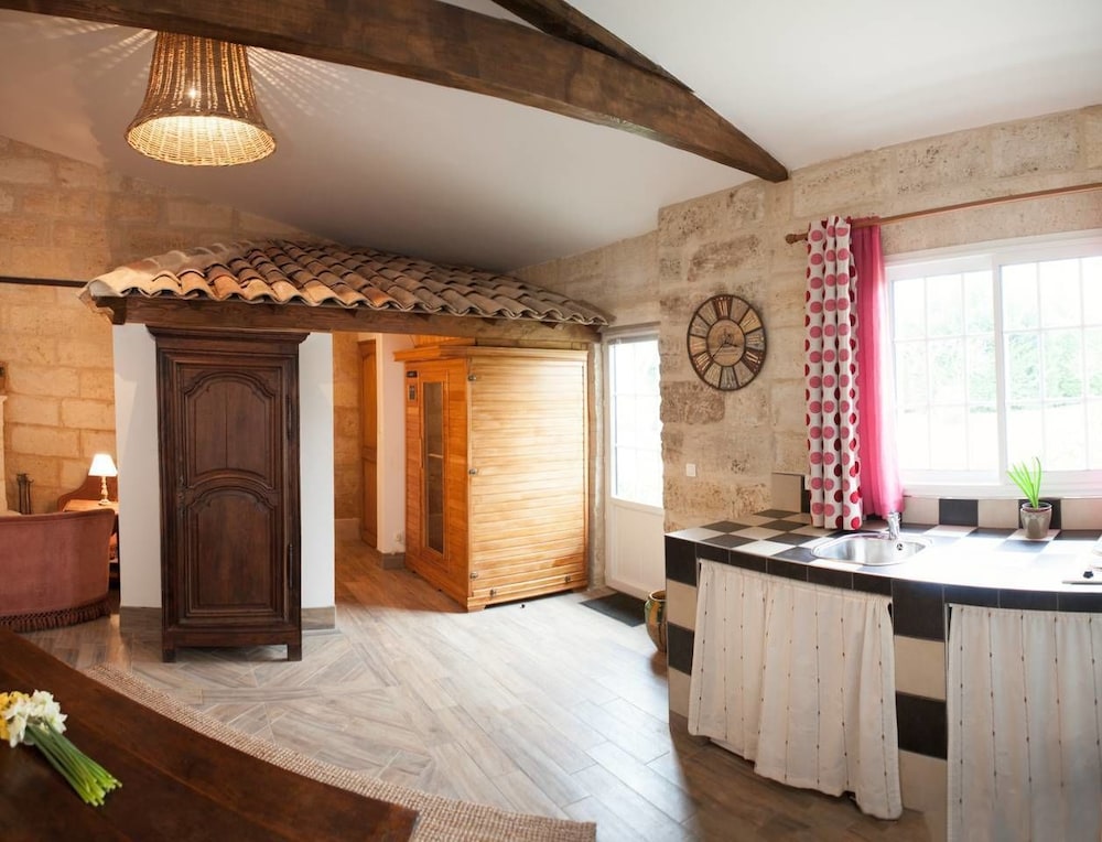 Château Latour Segur Suites & Spa