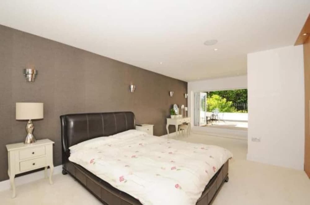 Captivating 5-bed House in Woking view 3