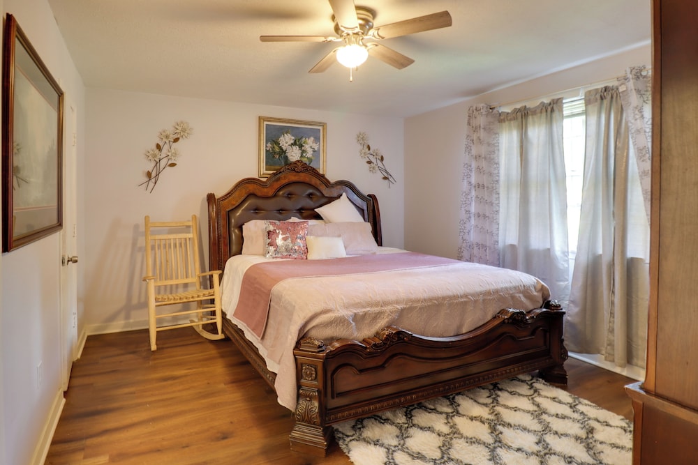 5 Mi to Bellhaven: Spacious Getaway in Jackson