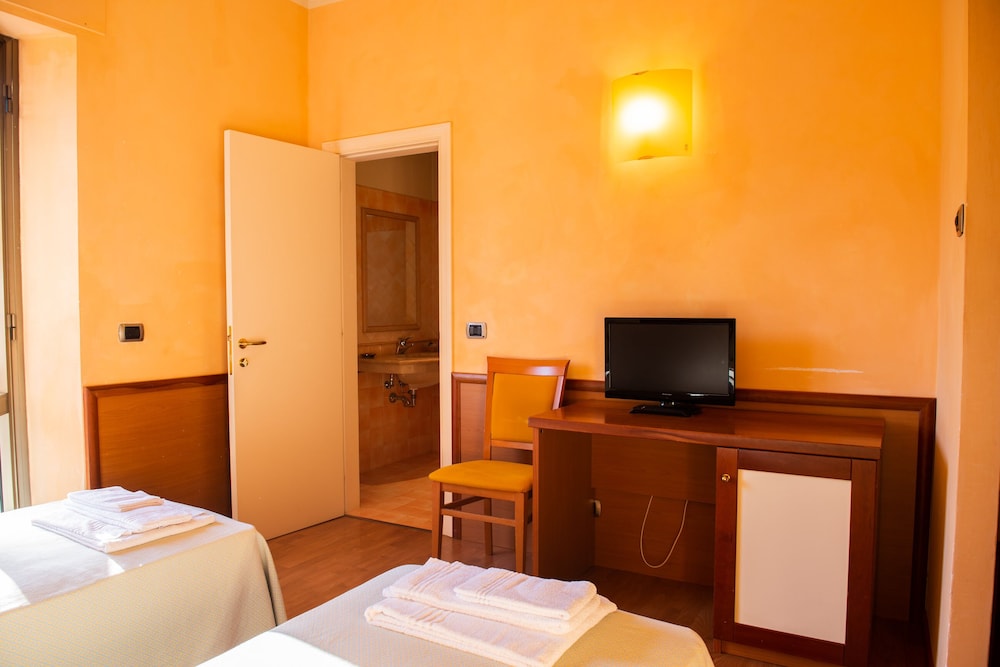 Settecolli Sport Hostel - Double Room 109 view 4