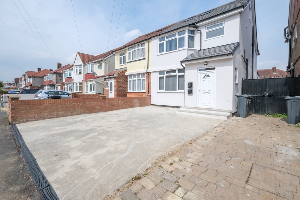 Newly Converted 3 Bed Apt. in Hounslow