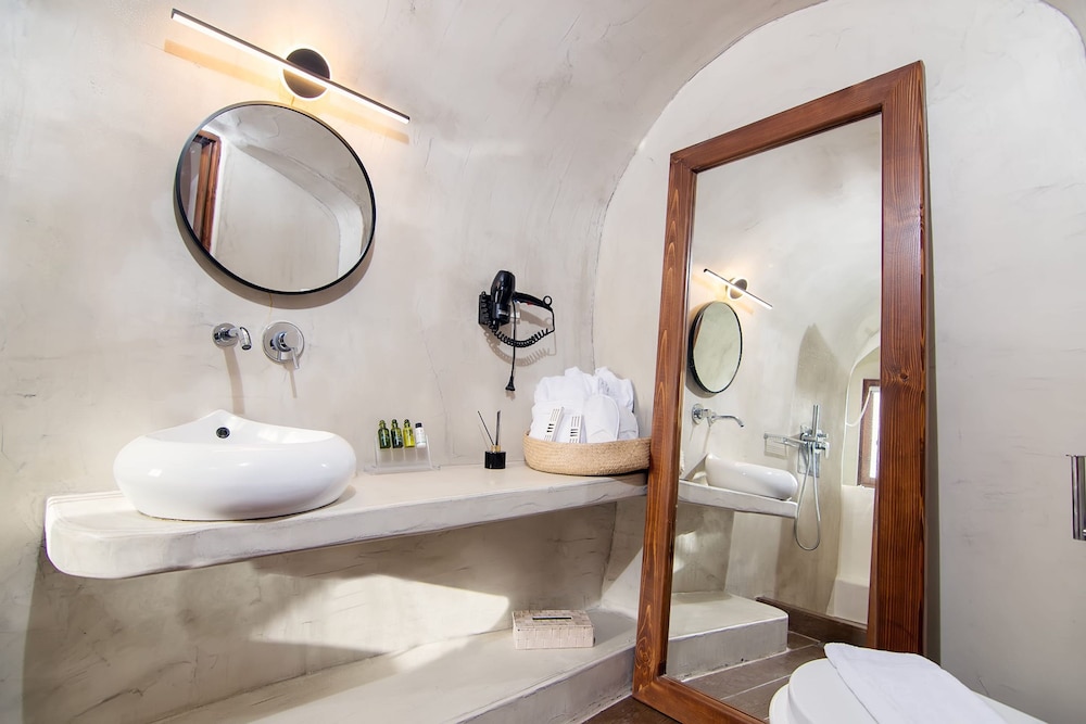 Santorini Rooftop Hot Tub Suite w Panoramic Views