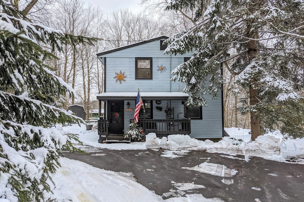 Harmony Cottage by Avantstay Lake Access, Hot Tub, Fire Pit, & Game Room view 5