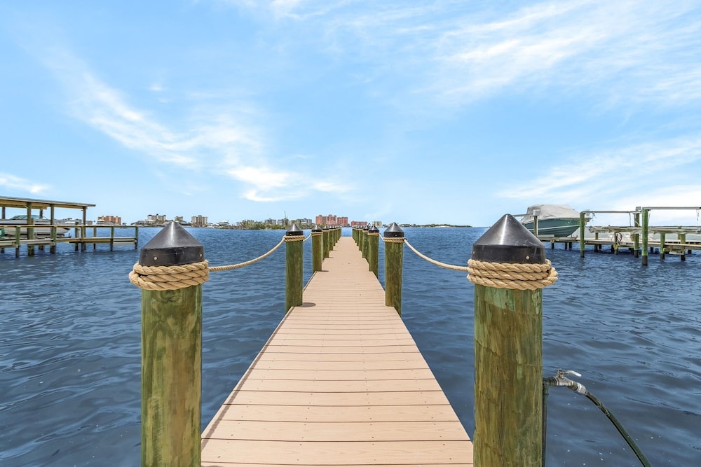 793 Shoreline Estate: 6bd/6br, Luxurious Pool Home On The Water! 6 Bedroom Home