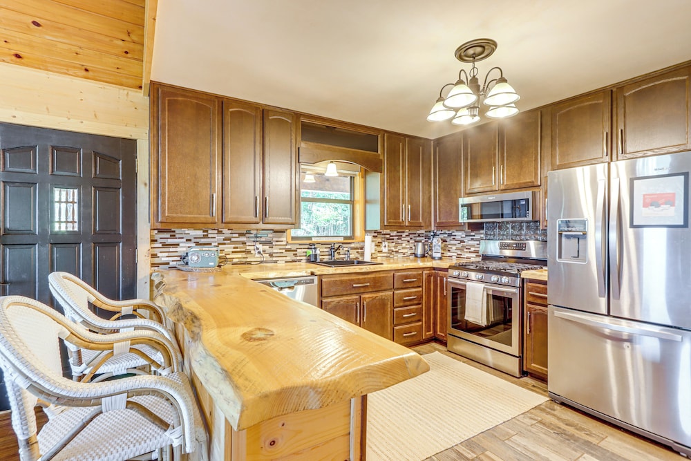 Deck, Panoramic Views: Serene Mineral Bluff Cabin!