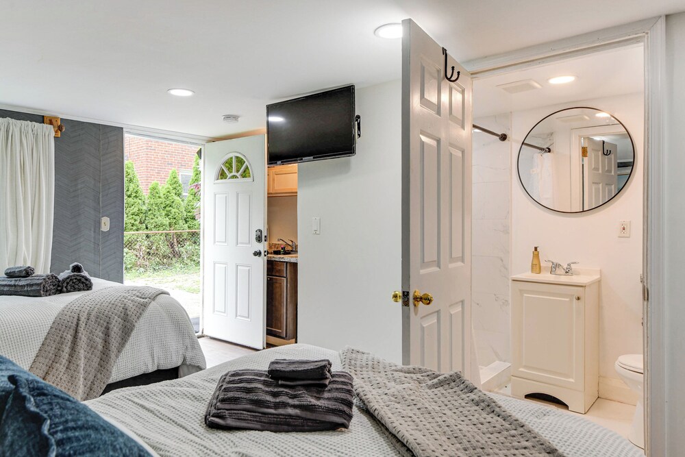 10 Mi to Washington: Wheaton Studio Suite