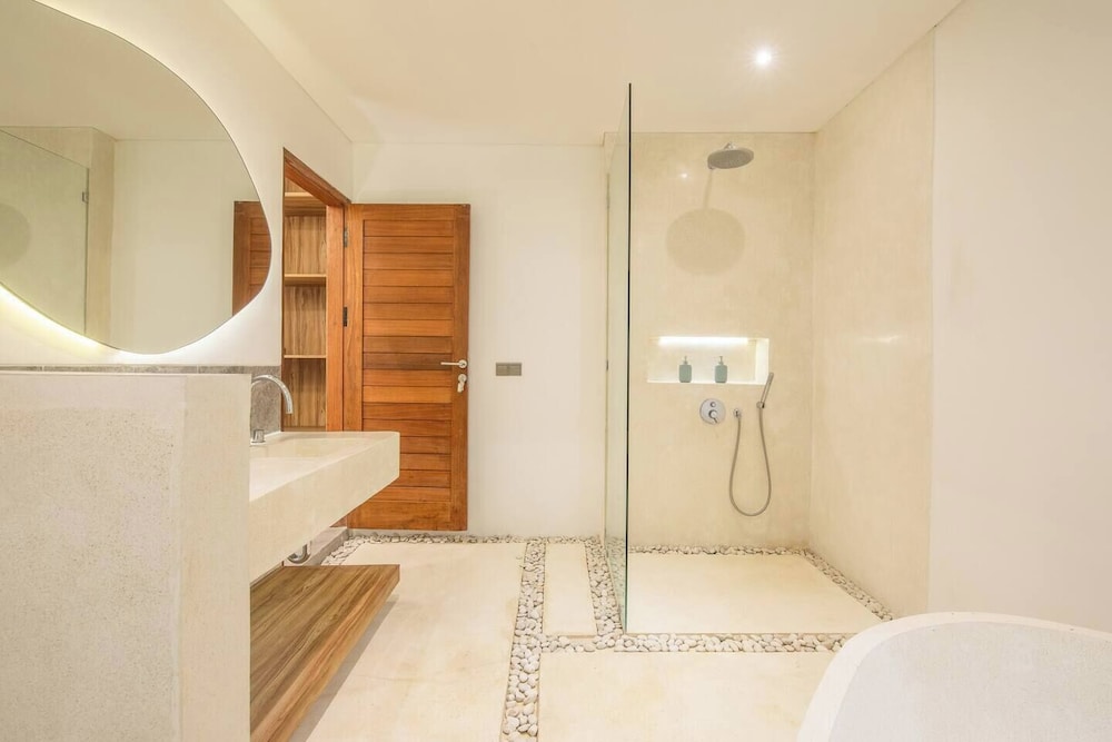 Elegant 3BR Retreat Stylish Modern Villa Seminyak