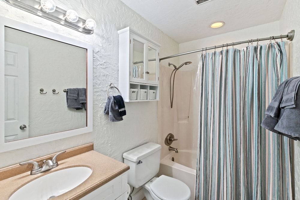 2BR Condo Beach Access Pool and Walk to Hangout