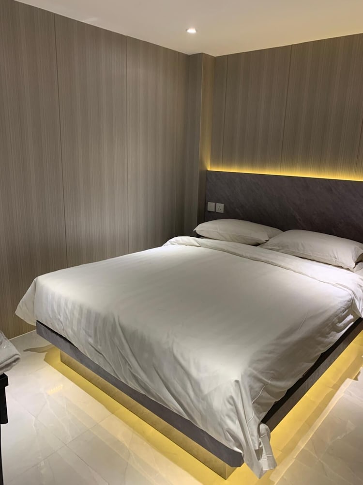 J Hotel