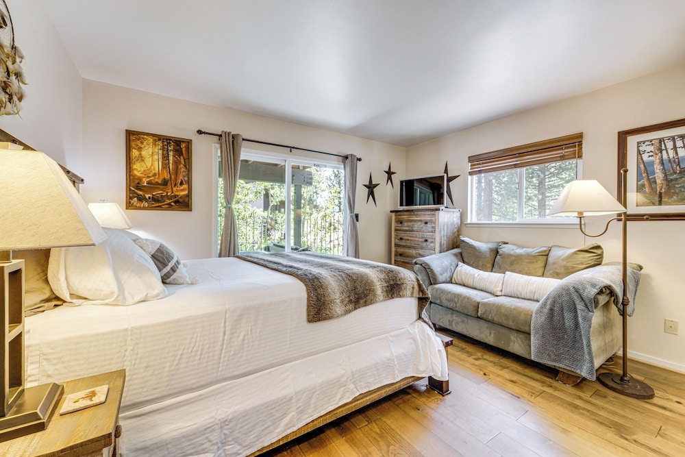 Walk to Diamond Peak: Luxe Chalet w/ Mtn-view Deck