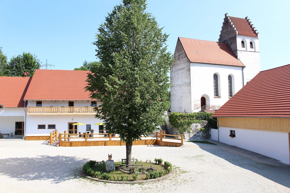 SPIEGLHOF apart