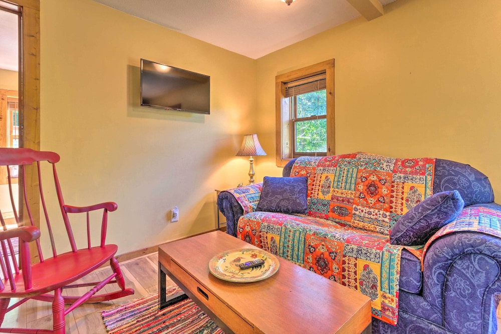 Rustic-yet-cozy Cabin w/ Patio, 12 Mi to Asheville
