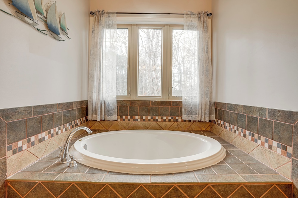 Hot Tub & Amenity Access: Lake Anna Retreat!