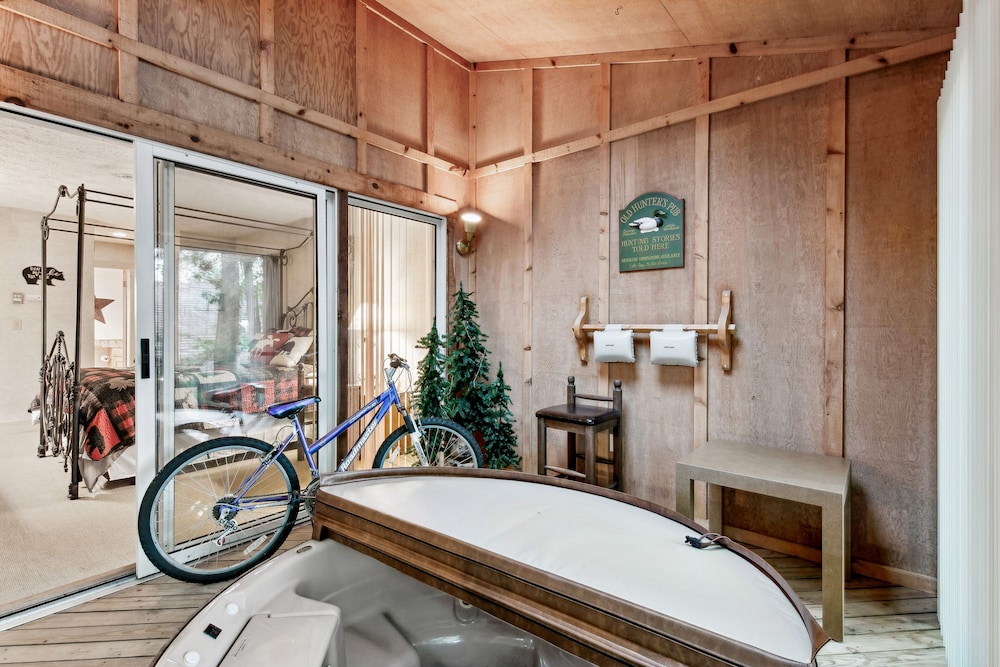 Lake Harmony Home w/ Screened Porch & Hot Tub! view 5