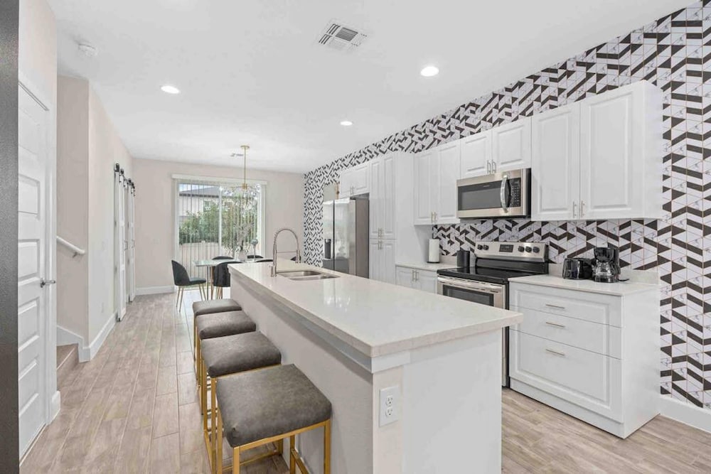 Super Epic- Sleeps 32 TWO Separate Townhomes