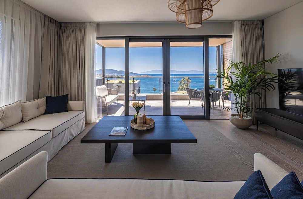 1-Bedroom Seafront Flat with Hotel Amenities