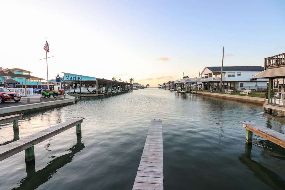 Home Lounge and Arcade Close to Beach and Marina