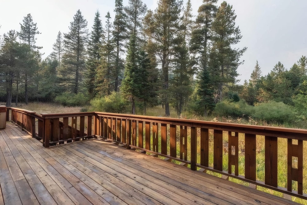 Donner Ridge by Avantstay Minutes to Skiing Deck Ping Pong Pool Table