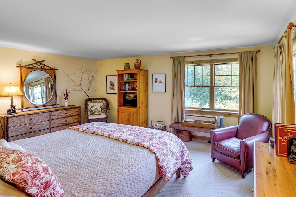 Cozy Log Cabin Near Mt Snow: Views, Modern Comfort