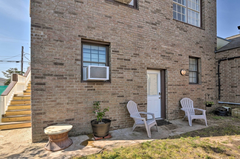 Romantic Apt: Private Patio & Shared Hot Tub! view 5