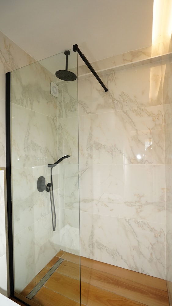Luxury Suites with JACUZZI by Sea&theCity