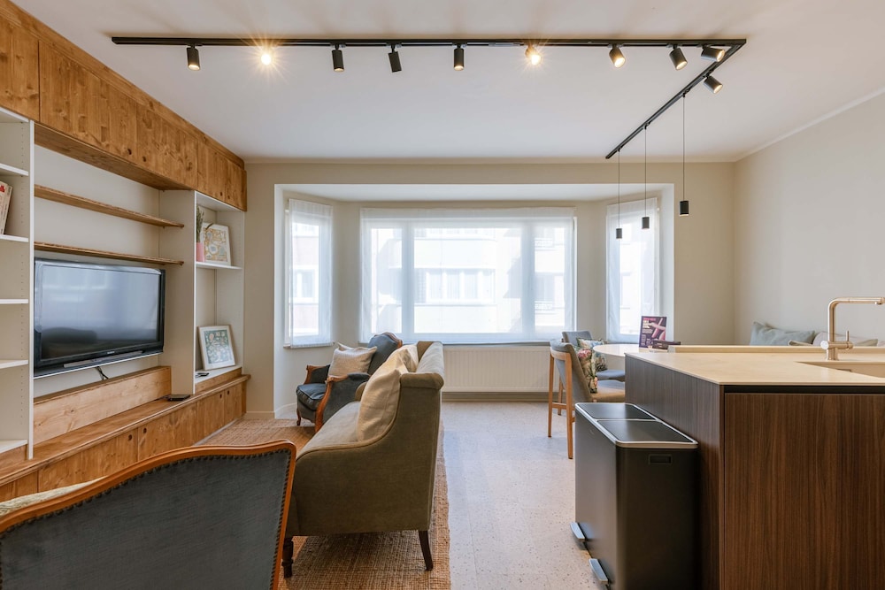 Huswell - Modern Family Flat Steps From the sea