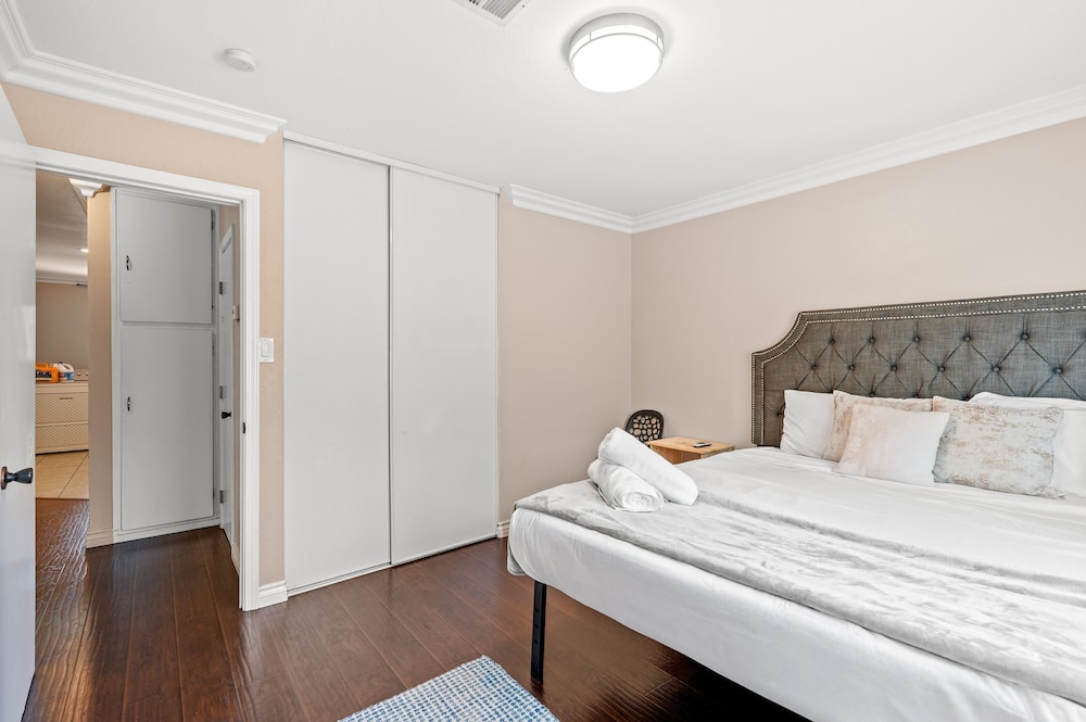 Modern Family Home w Full Amenities Near ONT